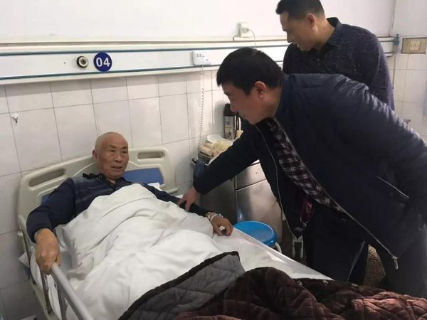 慰問(wèn)住院?jiǎn)T工，傳遞家的溫暖